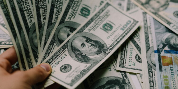 Empresas respiram com alívio no dólar, mas cenário segue incerto