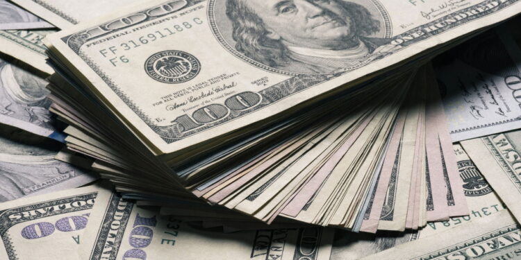 Dólar perto do valor justo, mas política fiscal pode mudar cenário; entenda