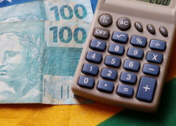 "Choque tarifário pressiona câmbio e economia no Brasil", aponta MB Associados