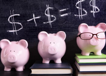 Programa leva educação financeira a escolas de SP com voluntários 50+