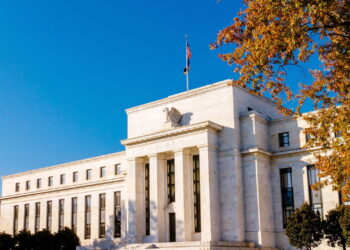 Fed enfrenta dilema entre inflação persistente e desaceleração da economia