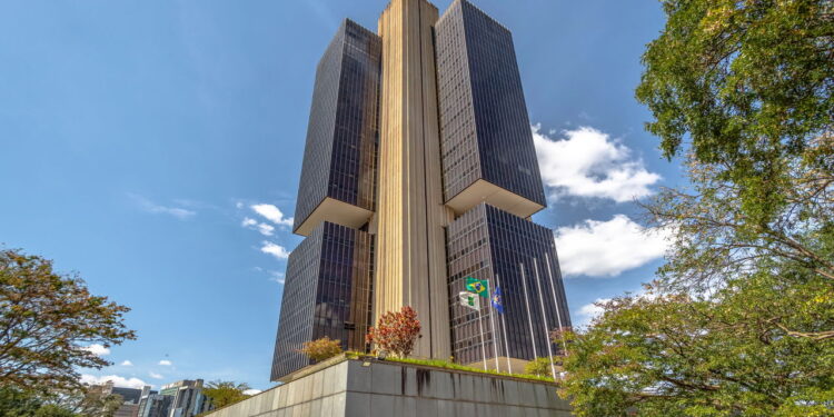 Inflação projetada abaixo de 5% e PIB em 2,2% marcam Focus desta semana