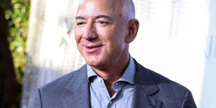 Jeff Bezos acumula fortuna bilionária e segue entre os mais ricos