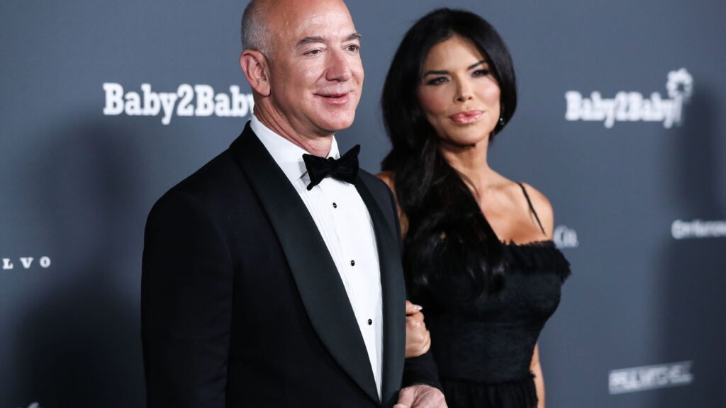 Jeff Bezos acumula fortuna bilionária e segue entre os mais ricos