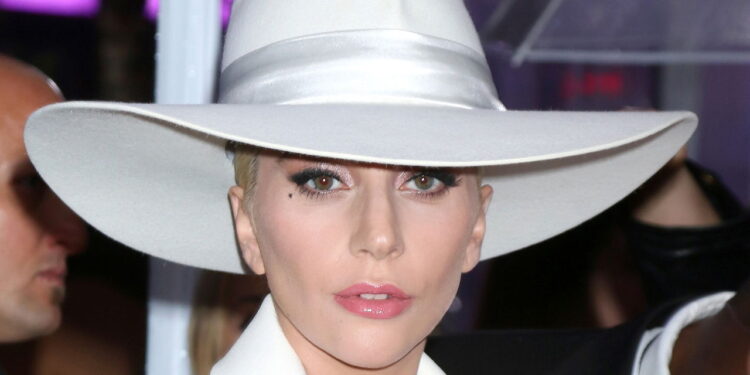 Lady Gaga brilha no pop mundial com prêmios históricos e fortuna bilionária