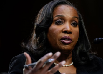 Demissão no Fed? Lisa Cook nega acusações e desafia autoridade de Trump
