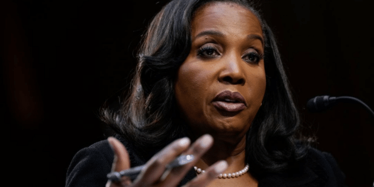 Demissão no Fed? Lisa Cook nega acusações e desafia autoridade de Trump