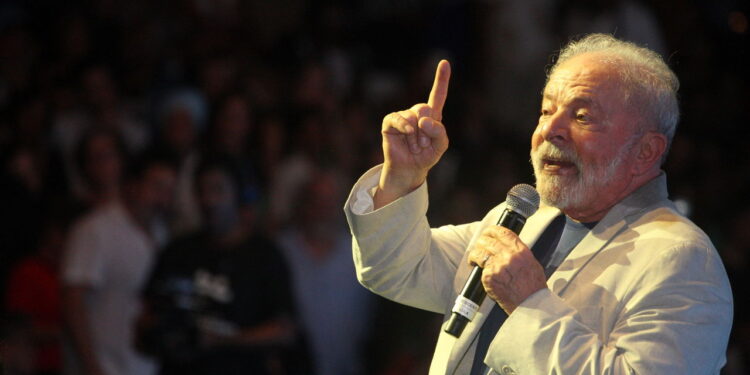 Especialistas avaliam que tarifaço e desinflação fortalecem imagem de Lula