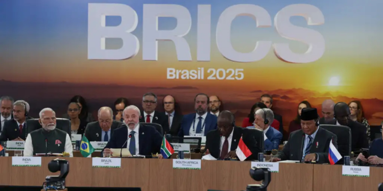 "Proximidade de Lula com os BRICS pode isolar o Brasil", alerta especialista