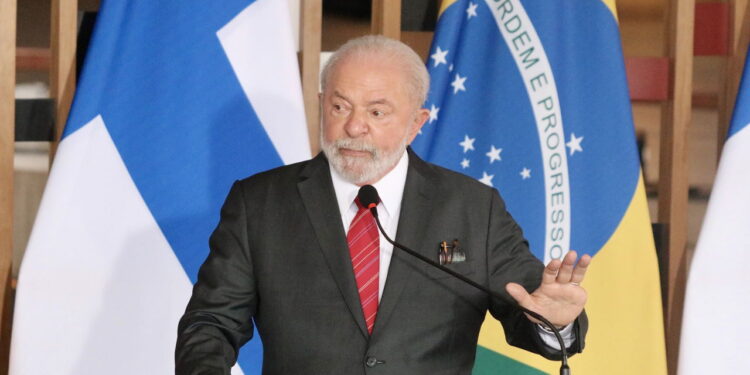 Aprovação de Lula melhora após tarifaço, mas analistas veem "impacto limitado"