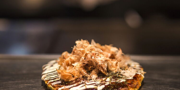 Conheça a origem do okonomiyaki, a comida de rua que se tornou um símbolo!