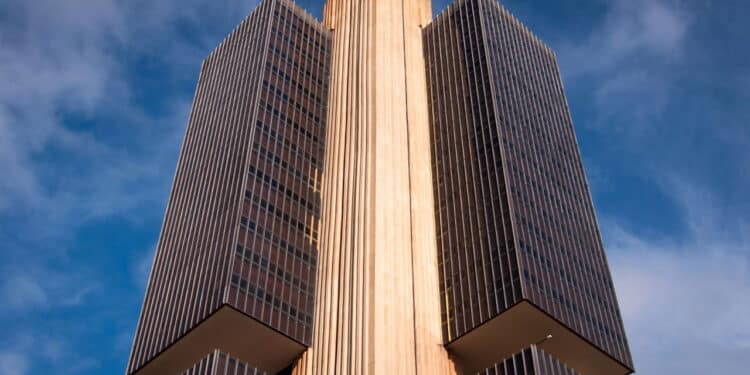 "Pressão inflacionária nos serviços exige Selic elevada", avalia economista