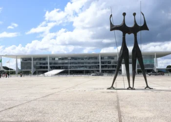 "Crise institucional ameaça estabilidade democrática no Brasil", diz especialista