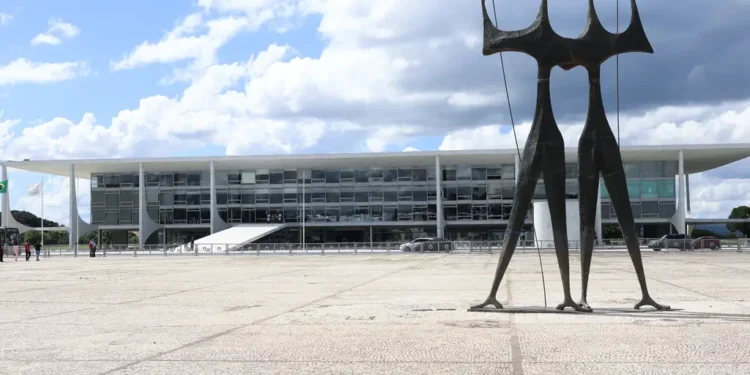 "Crise institucional ameaça estabilidade democrática no Brasil", diz especialista