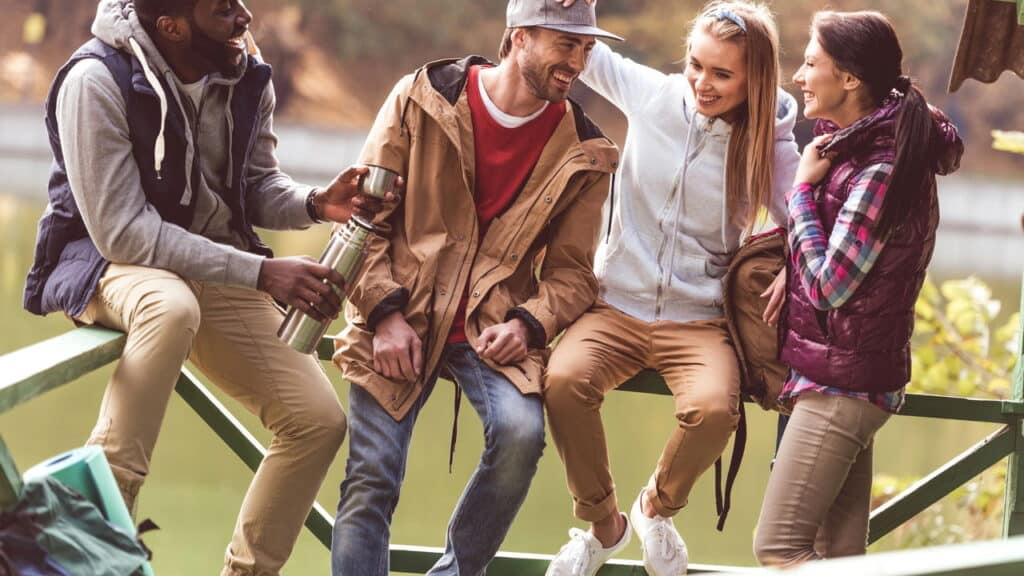 Vai viajar com os amigos? Veja dicas para uma viagem econômica