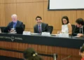 O Presidente do Banco Central, Gabriel Galípolo, acompanhado dos diretores de Relacionamento, Cidadania e Supervisão de Conduta, Izabela Correa e de Regulação, Gilneu Vivan, durante coletiva sobre medidas de reforço da segurança do Sistema Financeiro Nacional (Foto: Fabio Rodrigues-Pozzebom/ Agência Brasil)