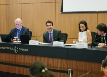 O Presidente do Banco Central, Gabriel Galípolo, acompanhado dos diretores de Relacionamento, Cidadania e Supervisão de Conduta, Izabela Correa e de Regulação, Gilneu Vivan, durante coletiva sobre medidas de reforço da segurança do Sistema Financeiro Nacional (Foto: Fabio Rodrigues-Pozzebom/ Agência Brasil)
