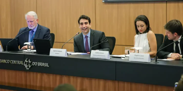 O Presidente do Banco Central, Gabriel Galípolo, acompanhado dos diretores de Relacionamento, Cidadania e Supervisão de Conduta, Izabela Correa e de Regulação, Gilneu Vivan, durante coletiva sobre medidas de reforço da segurança do Sistema Financeiro Nacional (Foto: Fabio Rodrigues-Pozzebom/ Agência Brasil)