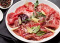 Conheça a origem do carpaccio, a invenção de um dos chefs mais famosos da Itália!