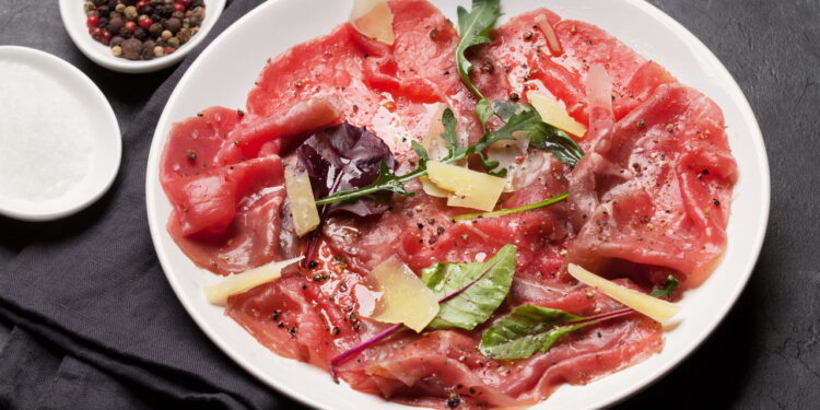Conheça a origem do carpaccio, a invenção de um dos chefs mais famosos da Itália!