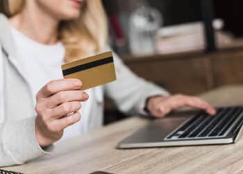 Como sair do vermelho! Estratégias eficazes contra os juros do cartão e do cheque especial