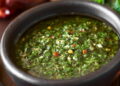 Como o chimichurri foi criado e se tornou o parceiro ideal da carne!