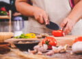 Vai morar sozinho? A lista de itens de cozinha essenciais e baratos!