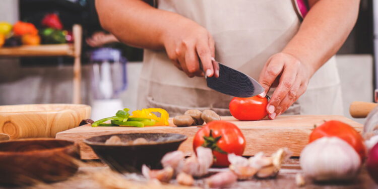 Vai morar sozinho? A lista de itens de cozinha essenciais e baratos!