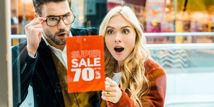 Como a 'psicologia do desconto' te faz gastar mais achando que está economizando!