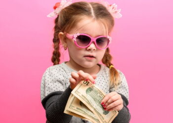 Como ensinar seus filhos sobre dinheiro? 5 dicas para conversas e brincadeiras