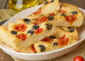 Conheça a origem da focaccia, a delícia simples de azeite e sal grosso!