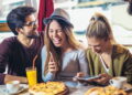 Dicas para planejar um jantar econômico em casa com amigos!