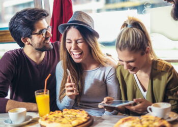 Dicas para planejar um jantar econômico em casa com amigos!