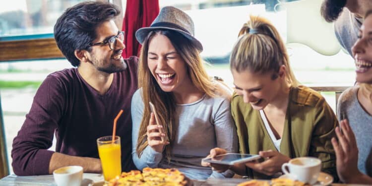 Dicas para planejar um jantar econômico em casa com amigos!