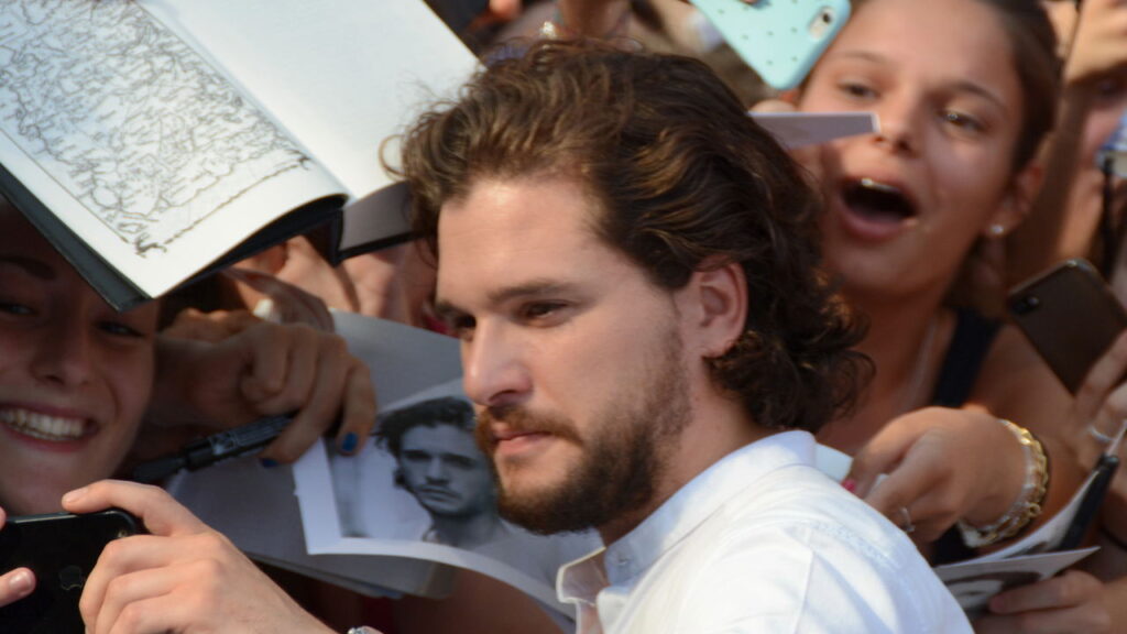 Kit Harington multiplica fortuna e brilha fora de Game of Thrones