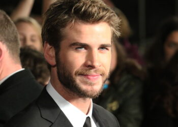 Liam Hemsworth acumula fortuna milionária e segue firme em Hollywood