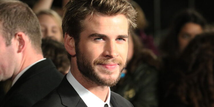 Liam Hemsworth acumula fortuna milionária e segue firme em Hollywood