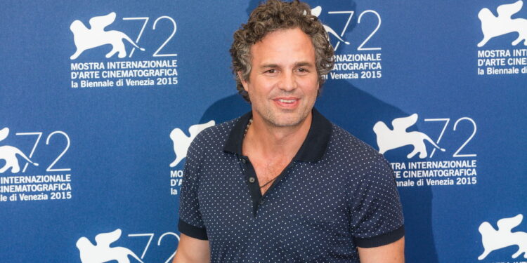 Mark Ruffalo constrói carreira sólida e acumula patrimônio milionário em Hollywood