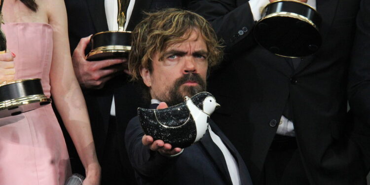 Peter Hayden Dinklage é um ator e produtor americano que se destacou significativamente no cenário televisivo mundial graças à sua interpretação memorável de Tyrion Lannister na série “Game of Thrones”, exibida de 2011 a 2019 - Créditos: depositphotos.com / bossmoss