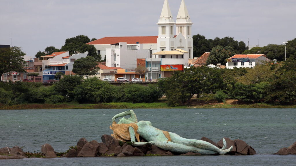 Cidade nordestina usa sol e tecnologia para colher fruta doce o ano inteiro
