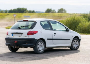 Dá para comprar um carro bom com R$ 15 mil? Veja 5 opções