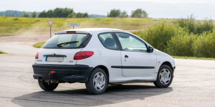 Dá para comprar um carro bom com R$ 15 mil? Veja 5 opções