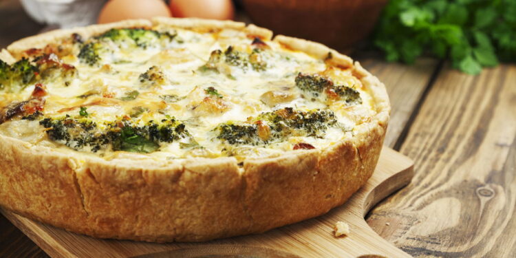 Conheça a origem da quiche lorraine e a receita original sem queijo!