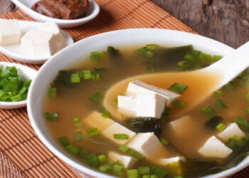 Como a sopa de missô foi criada e se tornou um prato essencial no Japão!