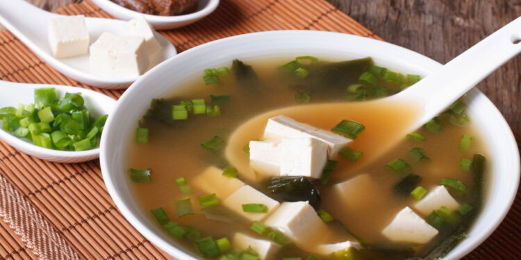 Como a sopa de missô foi criada e se tornou um prato essencial no Japão!