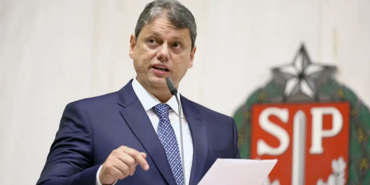 Como a proximidade entre Tarcísio e Bolsonaro pode afetar juros e inflação
