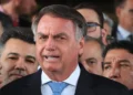Dada por muitos como morta e enterrada, a anistia política ao ex-presidente Jair Bolsonaro ganhou enormes possibilidades de ressuscitar no Congresso. No início do julgamento de Bolsonaro, o ministro Alexandre de Moraes, do Supremo Tribunal Federal, separou uma parte de seu pronunciamento para falar dos efeitos nefastos de um perdão ao réu – e comparou esse processo ao período histórico que precedeu a Segunda Guerra Mundial. “A pacificação do país é um desejo de todos nós, mas depende do respeito à Constituição, da aplicação das leis e do fortalecimento das instituições, não havendo possibilidade de se confundir a saudável e necessária pacificação com a covardia do apaziguamento”, disse Moraes. “A democracia brasileira não irá mais suportar a ignóbil política de apaziguamento, cujo fracasso foi amplamente demonstrado na tentativa de acordo do então primeiro-ministro inglês Neville Chamberlain com Adolf Hitler”. O raciocínio do ministro traz em seu bojo uma elucubração que muitos cultivam: se Winston Churchill estivesse no poder no lugar de Chamberlain, não teria havido o grande conflito internacional. Mesmo que a história tivesse se desenvolvido dessa forma, porém, é altamente improvável que a Segunda Guerra Mundial pudesse ter sido evitada. Hitler já havia traçado um plano expansionista claro desde os anos 1920, e suas ações — como a anexação da Áustria e dos Sudetos — seguiam uma lógica agressiva e ideológica que não dependia de uma eventual pressão britânica. Além disso, o Reino Unido ainda se recuperava da Primeira Guerra e seus súditos eram tomados pelo espírito pacifista. Churchill, embora mais firme que Chamberlain, teria enfrentado resistência política interna e falta de apoio popular para confrontar a Alemanha antes de 1939. A guerra também não dependia exclusivamente da liderança dos britânicos. A invasão da Polônia, o pacto de não agressão entre Alemanha e União Soviética e a crença de Hitler de que França e Reino Unido não reagiriam mostram que o embate era inevitável. Churchill só foi aceito como líder quando a guerra já estava em curso. Portanto, sua presença no poder antes de 1939 poderia ter preparado melhor o Reino Unido para o confronto, mas não teria mudado o rumo da história: a guerra teria acontecido de qualquer forma. Voltando ao ano de 2025, no Brasil, para discutir a anistia a Bolsonaro. Hugo Motta já admite colocar o projeto em pauta e vemos o governador Tarcísio de Freitas plenamente engajado em fazer o perdão a Bolsonaro sair do papel (mas, por enquanto, Davi Alcolumbre ainda é contrário à ideia). De qualquer forma, os bolsonaristas não devem ficar muito animados. Uma coisa é a anistia, outra é a inelegibilidade. Bolsonaro pode ser perdoado, mas deverá continuar inelegível. Logo, ficará fora das eleições de 2026 e terá de apoiar oficialmente alguém para a disputa. O Centrão já entrou em campo para aproveitar essa oportunidade e neutralizar as ambições do deputado Eduardo Bolsonaro, que deseja ser candidato no ano que vem ao Planalto. A anistia, neste caso, vai virar moeda de troca e deve ser colocada em compasso de espera para sensibilizar Bolsonaro a apontar oficialmente Tarcísio como seu herdeiro político. Há, no entanto, um efeito negativo para o perdão a Bolsonaro – o de relativizar, no futuro, a importância de atentados e conspirações contra a democracia. Aquele que não respeitar o resultado de uma eleição e tentar virar a mesa dificilmente vai temer uma punição vinda da Justiça. Mas é assim que funciona o Brasil: com os olhos postos no curto prazo e raramente no futuro.