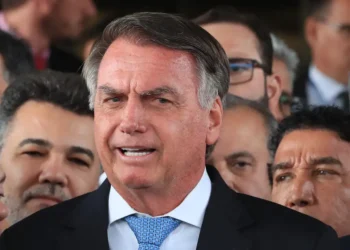 Dada por muitos como morta e enterrada, a anistia política ao ex-presidente Jair Bolsonaro ganhou enormes possibilidades de ressuscitar no Congresso. No início do julgamento de Bolsonaro, o ministro Alexandre de Moraes, do Supremo Tribunal Federal, separou uma parte de seu pronunciamento para falar dos efeitos nefastos de um perdão ao réu – e comparou esse processo ao período histórico que precedeu a Segunda Guerra Mundial. “A pacificação do país é um desejo de todos nós, mas depende do respeito à Constituição, da aplicação das leis e do fortalecimento das instituições, não havendo possibilidade de se confundir a saudável e necessária pacificação com a covardia do apaziguamento”, disse Moraes. “A democracia brasileira não irá mais suportar a ignóbil política de apaziguamento, cujo fracasso foi amplamente demonstrado na tentativa de acordo do então primeiro-ministro inglês Neville Chamberlain com Adolf Hitler”. O raciocínio do ministro traz em seu bojo uma elucubração que muitos cultivam: se Winston Churchill estivesse no poder no lugar de Chamberlain, não teria havido o grande conflito internacional. Mesmo que a história tivesse se desenvolvido dessa forma, porém, é altamente improvável que a Segunda Guerra Mundial pudesse ter sido evitada. Hitler já havia traçado um plano expansionista claro desde os anos 1920, e suas ações — como a anexação da Áustria e dos Sudetos — seguiam uma lógica agressiva e ideológica que não dependia de uma eventual pressão britânica. Além disso, o Reino Unido ainda se recuperava da Primeira Guerra e seus súditos eram tomados pelo espírito pacifista. Churchill, embora mais firme que Chamberlain, teria enfrentado resistência política interna e falta de apoio popular para confrontar a Alemanha antes de 1939. A guerra também não dependia exclusivamente da liderança dos britânicos. A invasão da Polônia, o pacto de não agressão entre Alemanha e União Soviética e a crença de Hitler de que França e Reino Unido não reagiriam mostram que o embate era inevitável. Churchill só foi aceito como líder quando a guerra já estava em curso. Portanto, sua presença no poder antes de 1939 poderia ter preparado melhor o Reino Unido para o confronto, mas não teria mudado o rumo da história: a guerra teria acontecido de qualquer forma. Voltando ao ano de 2025, no Brasil, para discutir a anistia a Bolsonaro. Hugo Motta já admite colocar o projeto em pauta e vemos o governador Tarcísio de Freitas plenamente engajado em fazer o perdão a Bolsonaro sair do papel (mas, por enquanto, Davi Alcolumbre ainda é contrário à ideia). De qualquer forma, os bolsonaristas não devem ficar muito animados. Uma coisa é a anistia, outra é a inelegibilidade. Bolsonaro pode ser perdoado, mas deverá continuar inelegível. Logo, ficará fora das eleições de 2026 e terá de apoiar oficialmente alguém para a disputa. O Centrão já entrou em campo para aproveitar essa oportunidade e neutralizar as ambições do deputado Eduardo Bolsonaro, que deseja ser candidato no ano que vem ao Planalto. A anistia, neste caso, vai virar moeda de troca e deve ser colocada em compasso de espera para sensibilizar Bolsonaro a apontar oficialmente Tarcísio como seu herdeiro político. Há, no entanto, um efeito negativo para o perdão a Bolsonaro – o de relativizar, no futuro, a importância de atentados e conspirações contra a democracia. Aquele que não respeitar o resultado de uma eleição e tentar virar a mesa dificilmente vai temer uma punição vinda da Justiça. Mas é assim que funciona o Brasil: com os olhos postos no curto prazo e raramente no futuro.