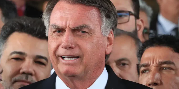 Dada por muitos como morta e enterrada, a anistia política ao ex-presidente Jair Bolsonaro ganhou enormes possibilidades de ressuscitar no Congresso. No início do julgamento de Bolsonaro, o ministro Alexandre de Moraes, do Supremo Tribunal Federal, separou uma parte de seu pronunciamento para falar dos efeitos nefastos de um perdão ao réu – e comparou esse processo ao período histórico que precedeu a Segunda Guerra Mundial. “A pacificação do país é um desejo de todos nós, mas depende do respeito à Constituição, da aplicação das leis e do fortalecimento das instituições, não havendo possibilidade de se confundir a saudável e necessária pacificação com a covardia do apaziguamento”, disse Moraes. “A democracia brasileira não irá mais suportar a ignóbil política de apaziguamento, cujo fracasso foi amplamente demonstrado na tentativa de acordo do então primeiro-ministro inglês Neville Chamberlain com Adolf Hitler”. O raciocínio do ministro traz em seu bojo uma elucubração que muitos cultivam: se Winston Churchill estivesse no poder no lugar de Chamberlain, não teria havido o grande conflito internacional. Mesmo que a história tivesse se desenvolvido dessa forma, porém, é altamente improvável que a Segunda Guerra Mundial pudesse ter sido evitada. Hitler já havia traçado um plano expansionista claro desde os anos 1920, e suas ações — como a anexação da Áustria e dos Sudetos — seguiam uma lógica agressiva e ideológica que não dependia de uma eventual pressão britânica. Além disso, o Reino Unido ainda se recuperava da Primeira Guerra e seus súditos eram tomados pelo espírito pacifista. Churchill, embora mais firme que Chamberlain, teria enfrentado resistência política interna e falta de apoio popular para confrontar a Alemanha antes de 1939. A guerra também não dependia exclusivamente da liderança dos britânicos. A invasão da Polônia, o pacto de não agressão entre Alemanha e União Soviética e a crença de Hitler de que França e Reino Unido não reagiriam mostram que o embate era inevitável. Churchill só foi aceito como líder quando a guerra já estava em curso. Portanto, sua presença no poder antes de 1939 poderia ter preparado melhor o Reino Unido para o confronto, mas não teria mudado o rumo da história: a guerra teria acontecido de qualquer forma. Voltando ao ano de 2025, no Brasil, para discutir a anistia a Bolsonaro. Hugo Motta já admite colocar o projeto em pauta e vemos o governador Tarcísio de Freitas plenamente engajado em fazer o perdão a Bolsonaro sair do papel (mas, por enquanto, Davi Alcolumbre ainda é contrário à ideia). De qualquer forma, os bolsonaristas não devem ficar muito animados. Uma coisa é a anistia, outra é a inelegibilidade. Bolsonaro pode ser perdoado, mas deverá continuar inelegível. Logo, ficará fora das eleições de 2026 e terá de apoiar oficialmente alguém para a disputa. O Centrão já entrou em campo para aproveitar essa oportunidade e neutralizar as ambições do deputado Eduardo Bolsonaro, que deseja ser candidato no ano que vem ao Planalto. A anistia, neste caso, vai virar moeda de troca e deve ser colocada em compasso de espera para sensibilizar Bolsonaro a apontar oficialmente Tarcísio como seu herdeiro político. Há, no entanto, um efeito negativo para o perdão a Bolsonaro – o de relativizar, no futuro, a importância de atentados e conspirações contra a democracia. Aquele que não respeitar o resultado de uma eleição e tentar virar a mesa dificilmente vai temer uma punição vinda da Justiça. Mas é assim que funciona o Brasil: com os olhos postos no curto prazo e raramente no futuro.