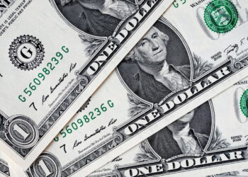 Carry trade não explica o dólar: "argumentos não fecham a conta", diz analista